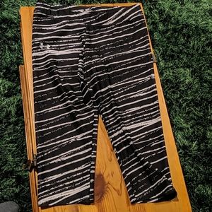 🦓Under Armour capri heat gear striped leggings L